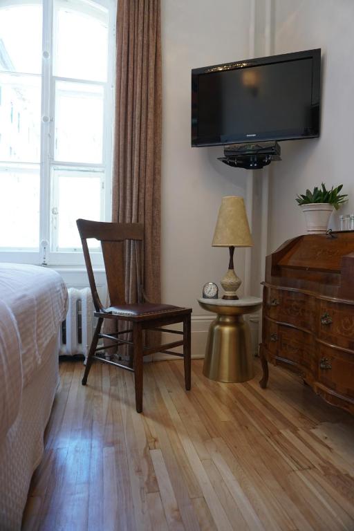 TV a/nebo společenská místnost v ubytování Hôtel Marie-Rollet