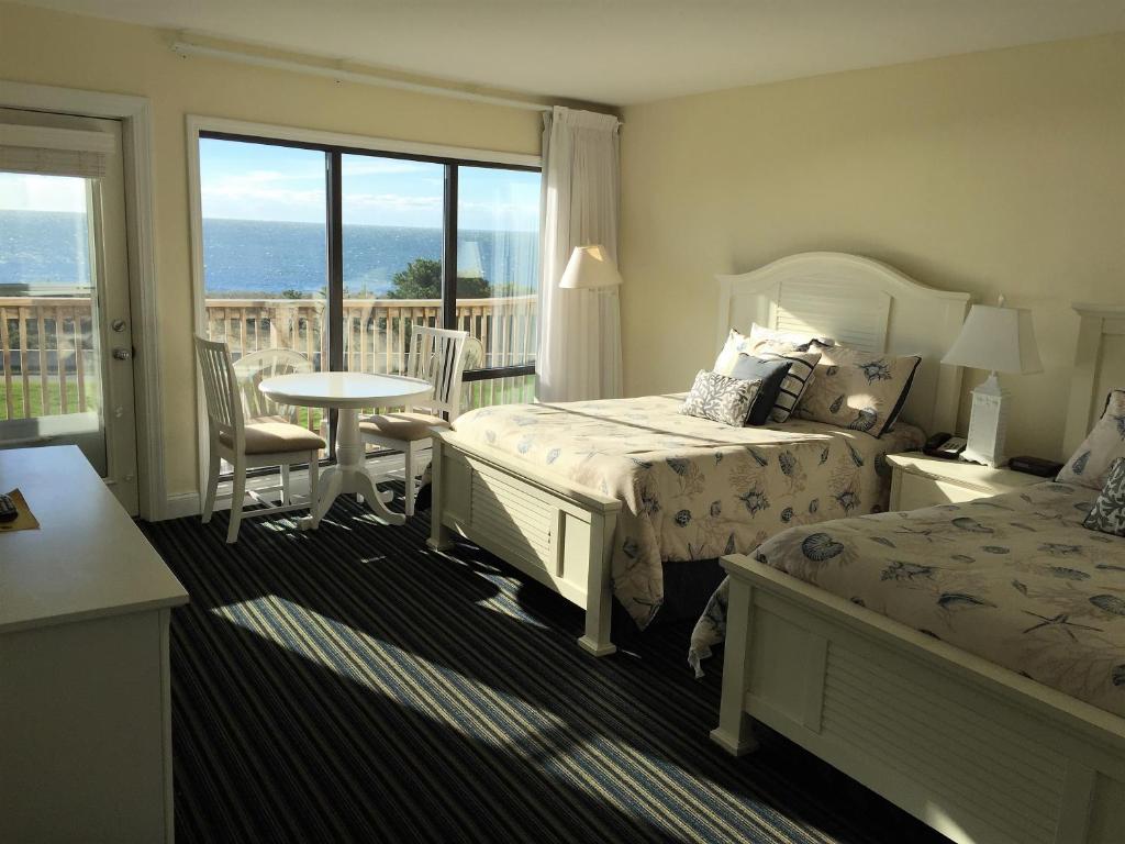 Postel nebo postele na pokoji v ubytování Surf & Sand Beach Motel