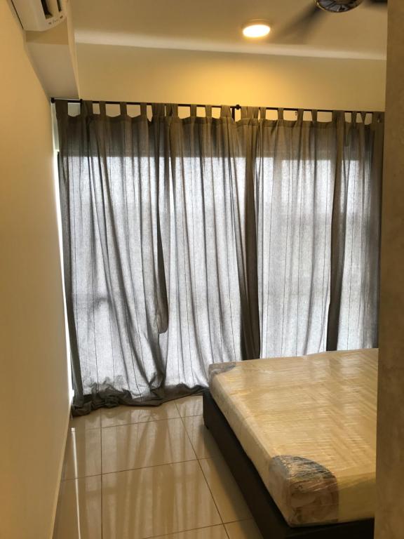Bett vor einem Fenster in einem Zimmer in der Unterkunft Hyve Cyber Bistari in Cyberjaya