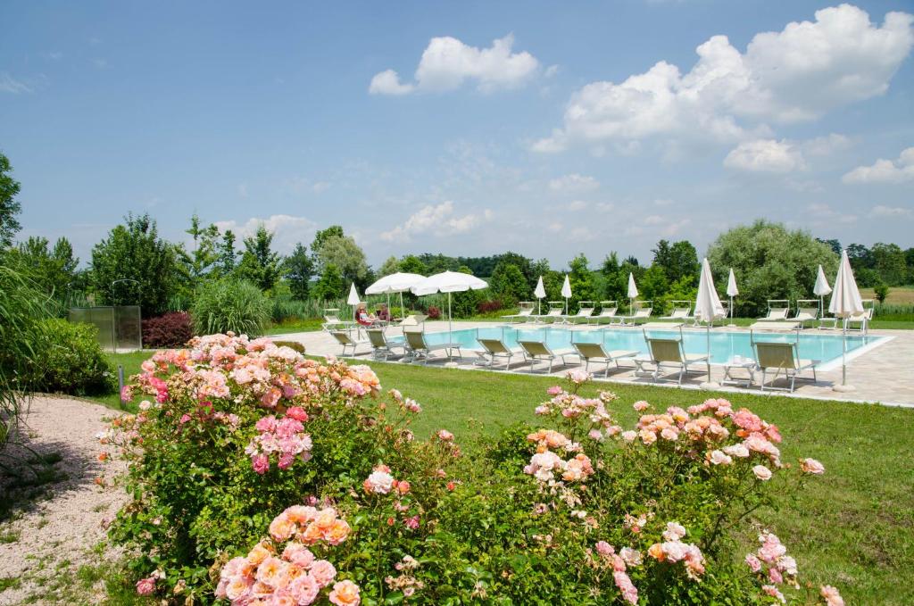 Bazén v ubytování Relais Corte Cavalli nebo v jeho okolí