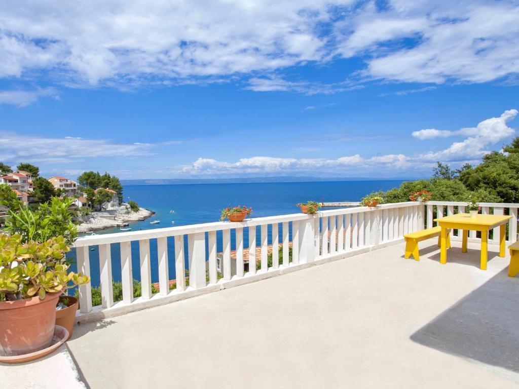 einen Balkon mit einem Tisch und Meerblick in der Unterkunft Villa Lav in Prigradica