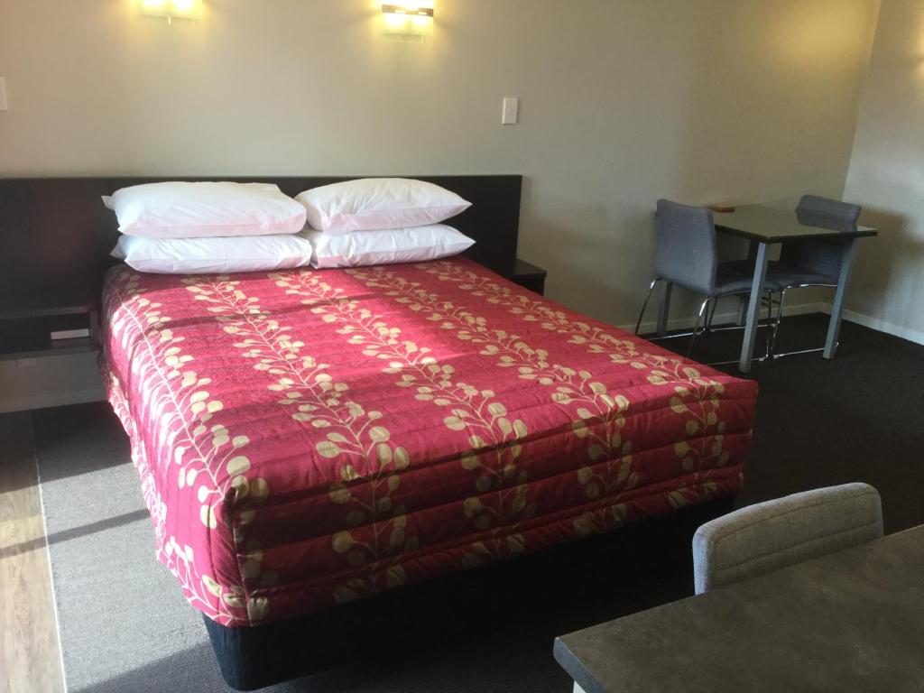 Rúm í herbergi á Aspree Motor Inn
