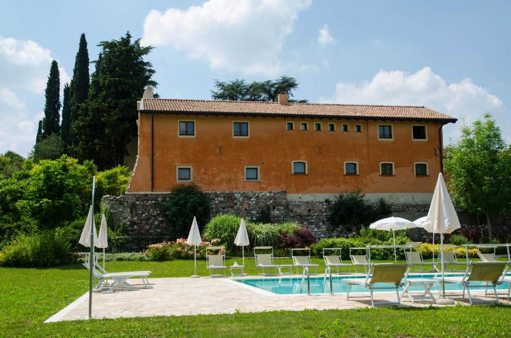 Bazén v ubytování Relais Corte Cavalli nebo v jeho okolí