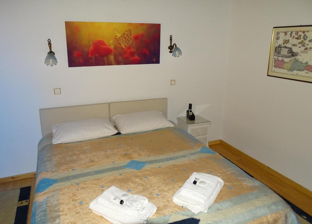 Łóżko lub łóżka w pokoju w obiekcie Anemones Rooms