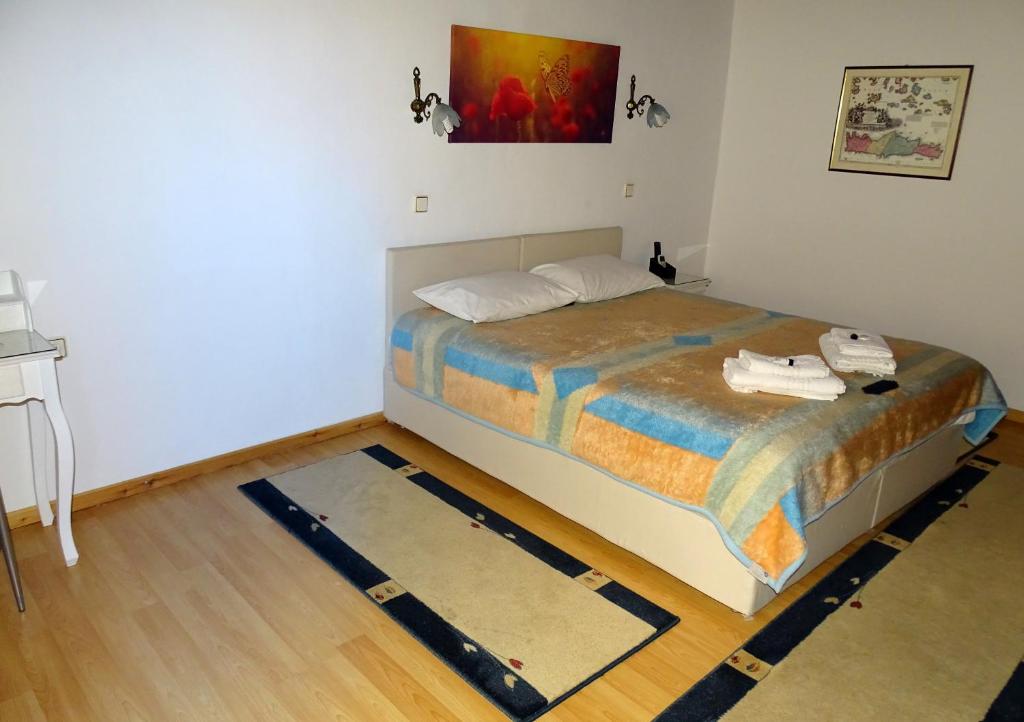 Łóżko lub łóżka w pokoju w obiekcie Anemones Rooms