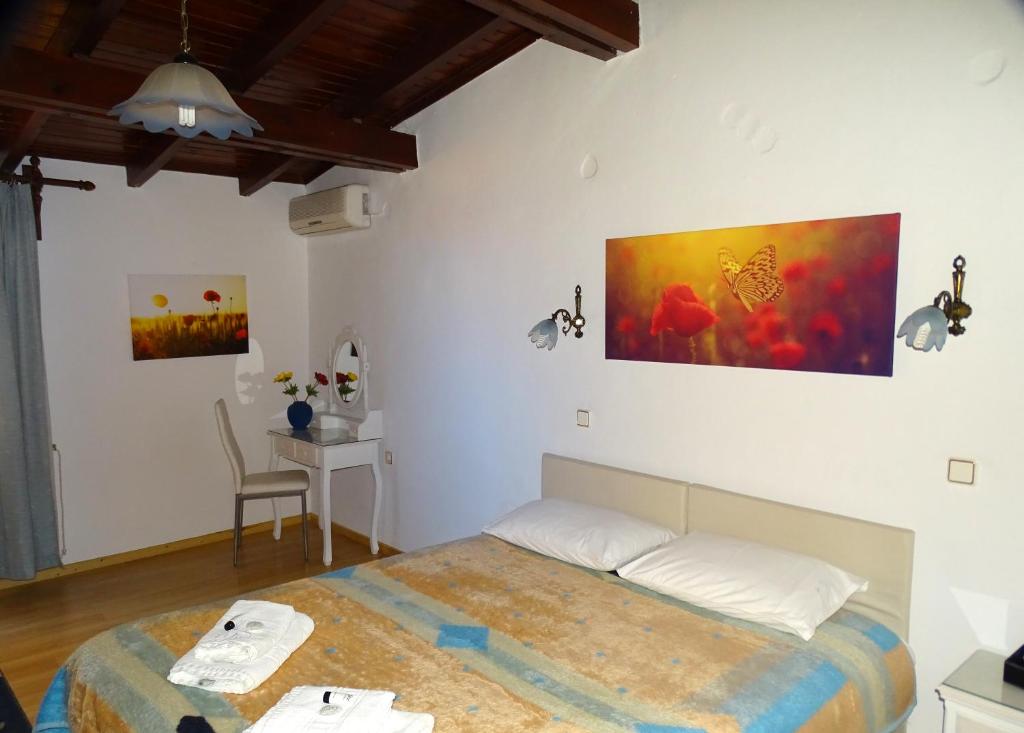 Łóżko lub łóżka w pokoju w obiekcie Anemones Rooms