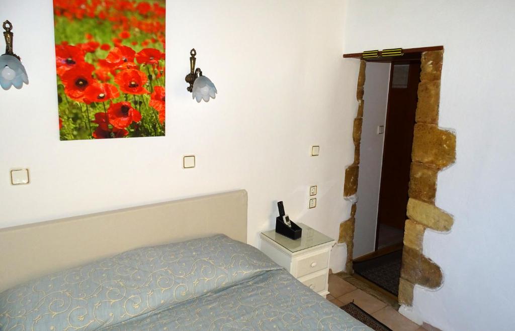 Łóżko lub łóżka w pokoju w obiekcie Anemones Rooms
