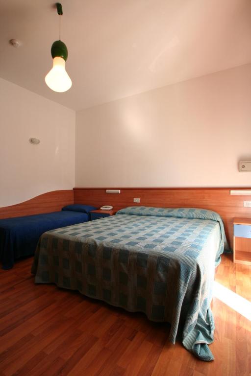 Ένα ή περισσότερα κρεβάτια σε δωμάτιο στο Hotel Midi