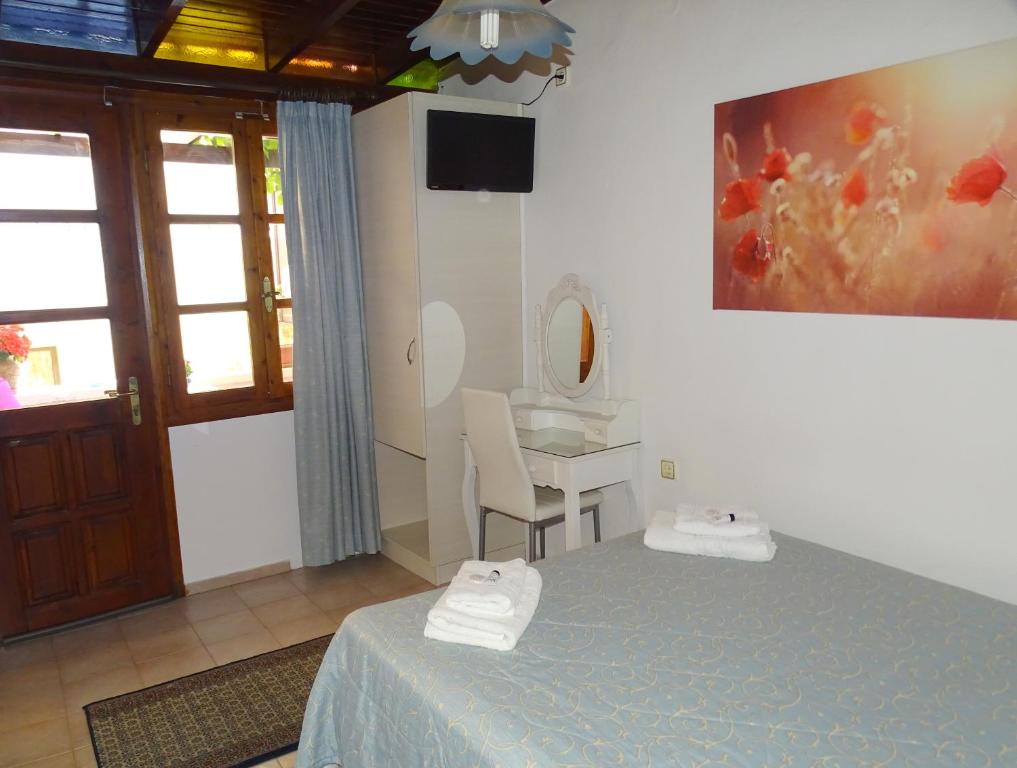 Łóżko lub łóżka w pokoju w obiekcie Anemones Rooms
