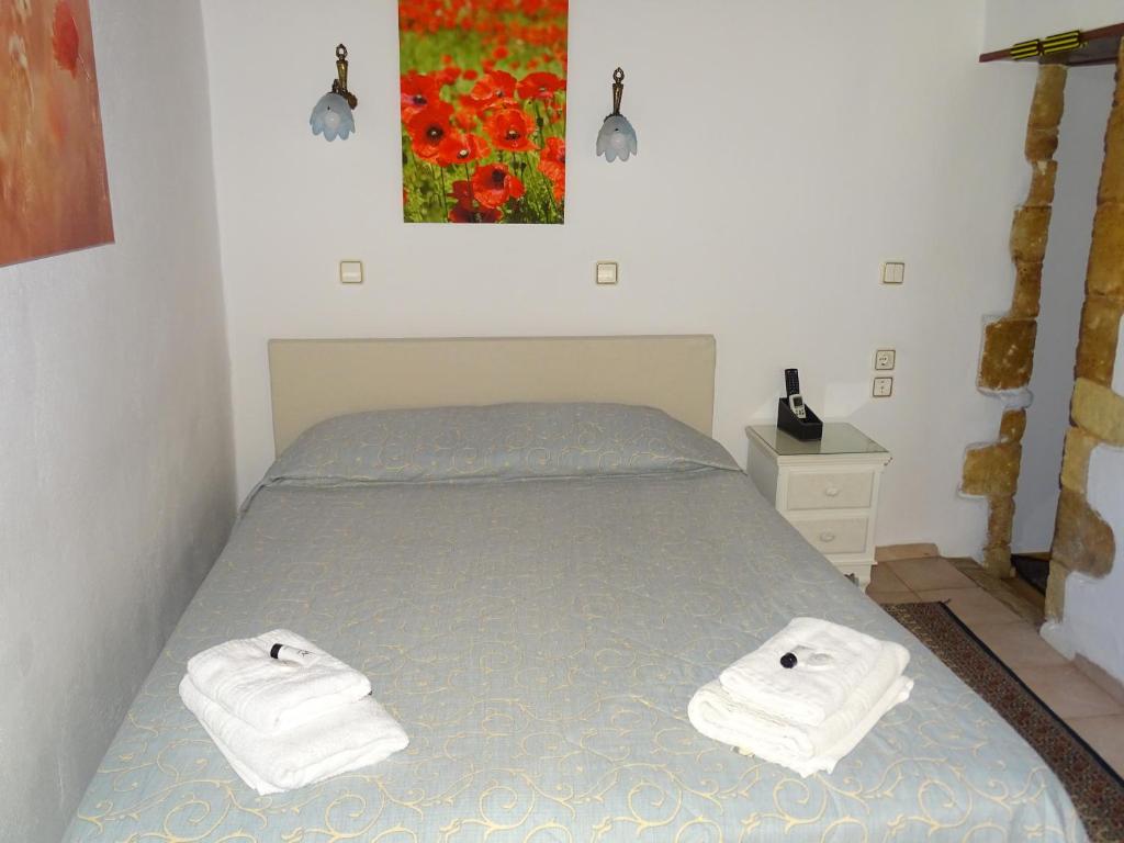 Łóżko lub łóżka w pokoju w obiekcie Anemones Rooms