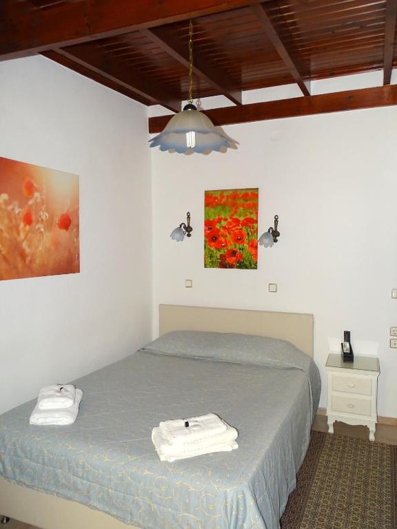 Łóżko lub łóżka w pokoju w obiekcie Anemones Rooms