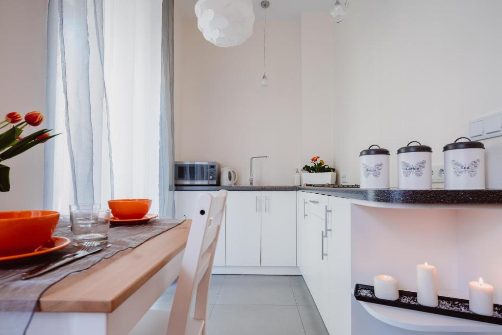 Kuchyňa alebo kuchynka v ubytovaní Garden Apartment