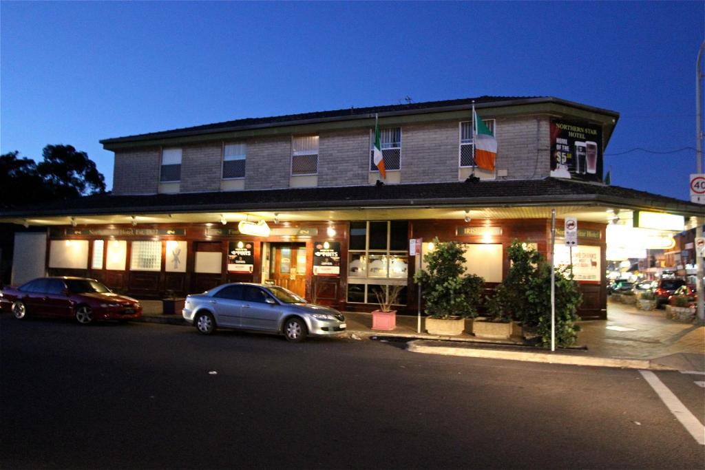 un edificio con coches estacionados frente a él en Northern Star Hotel, en Hamilton