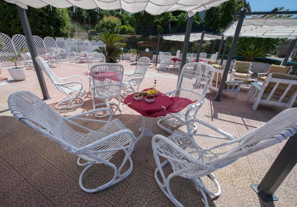 トロペアにあるB&B Decarlo Property Tropeaの白い椅子とテーブル