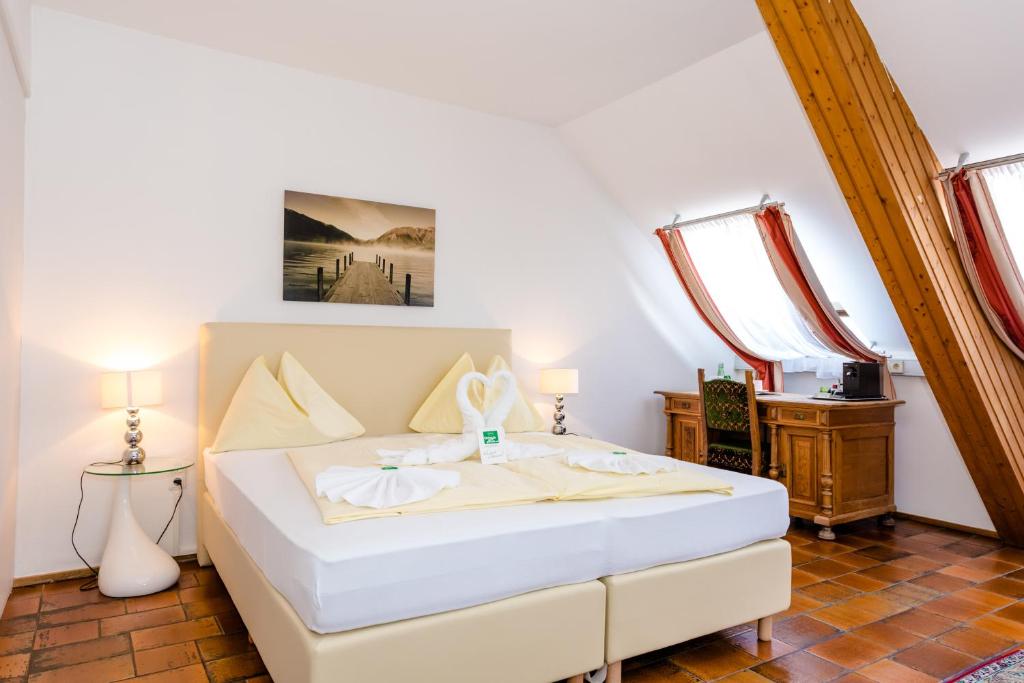 Postel nebo postele na pokoji v ubytování Stadthotel Schwerterbräu