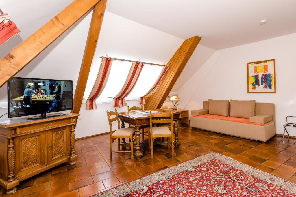 TV a/nebo společenská místnost v ubytování Stadthotel Schwerterbräu