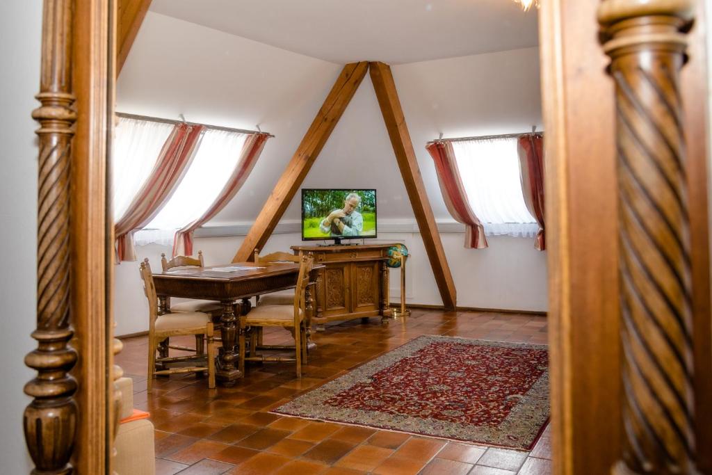 TV a/nebo společenská místnost v ubytování Stadthotel Schwerterbräu