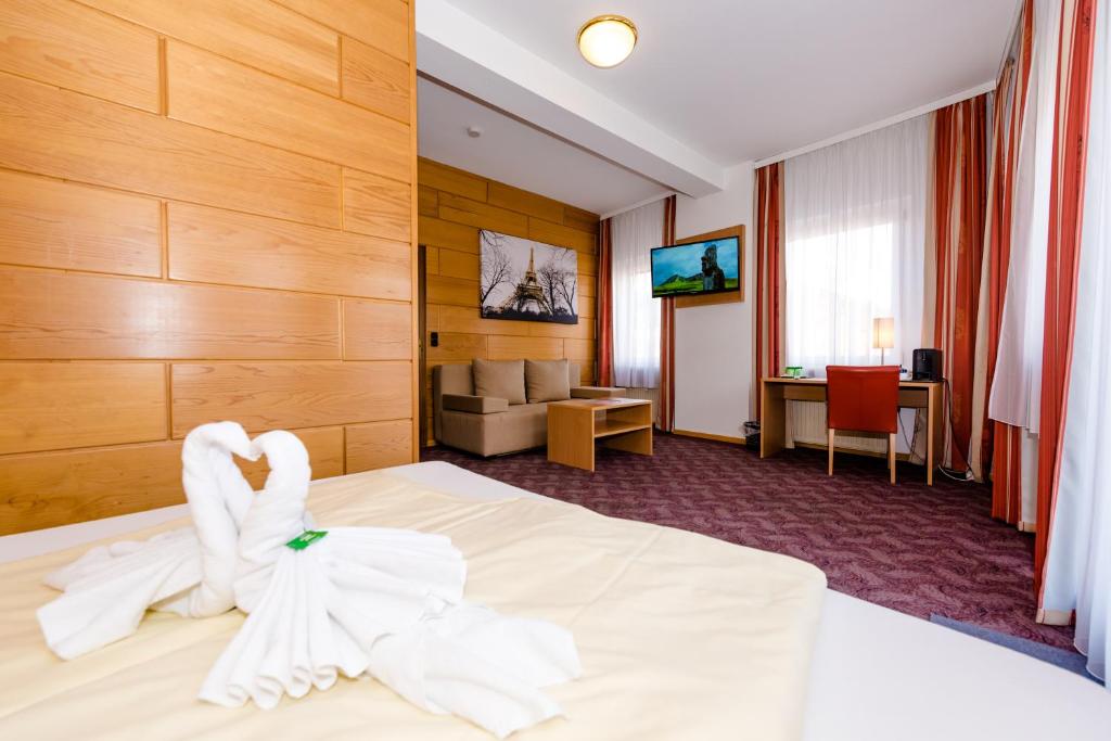 una habitación de hotel con dos cisnes hechos de toallas en Stadthotel Schwerterbräu, en Judenburg