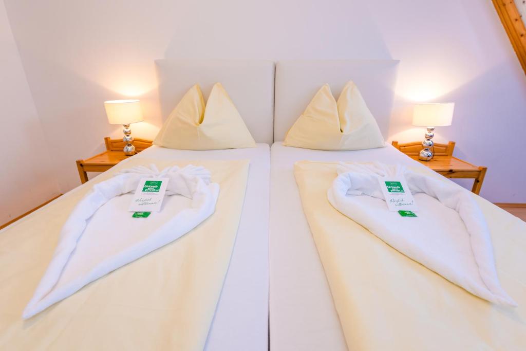 Postel nebo postele na pokoji v ubytování Stadthotel Schwerterbräu