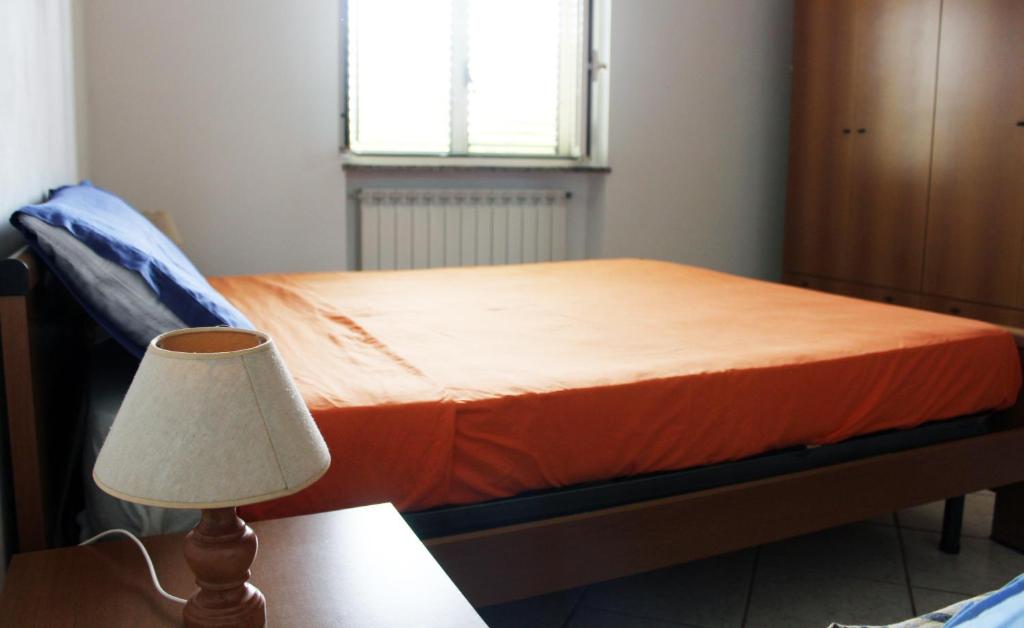 a bed in a room with a lamp and a window at B&B CASA DEL SOLE - De Luca Apartments in Torre Marino