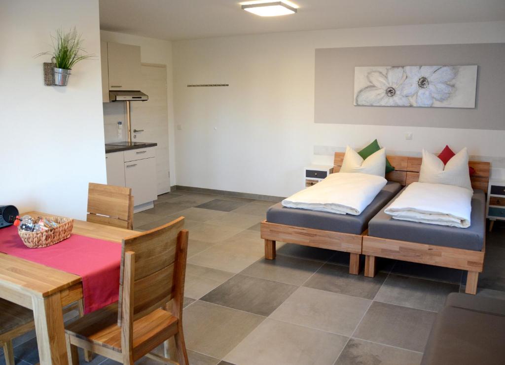 Кровать или кровати в номере Gästehaus Brunnerhof - Eitting