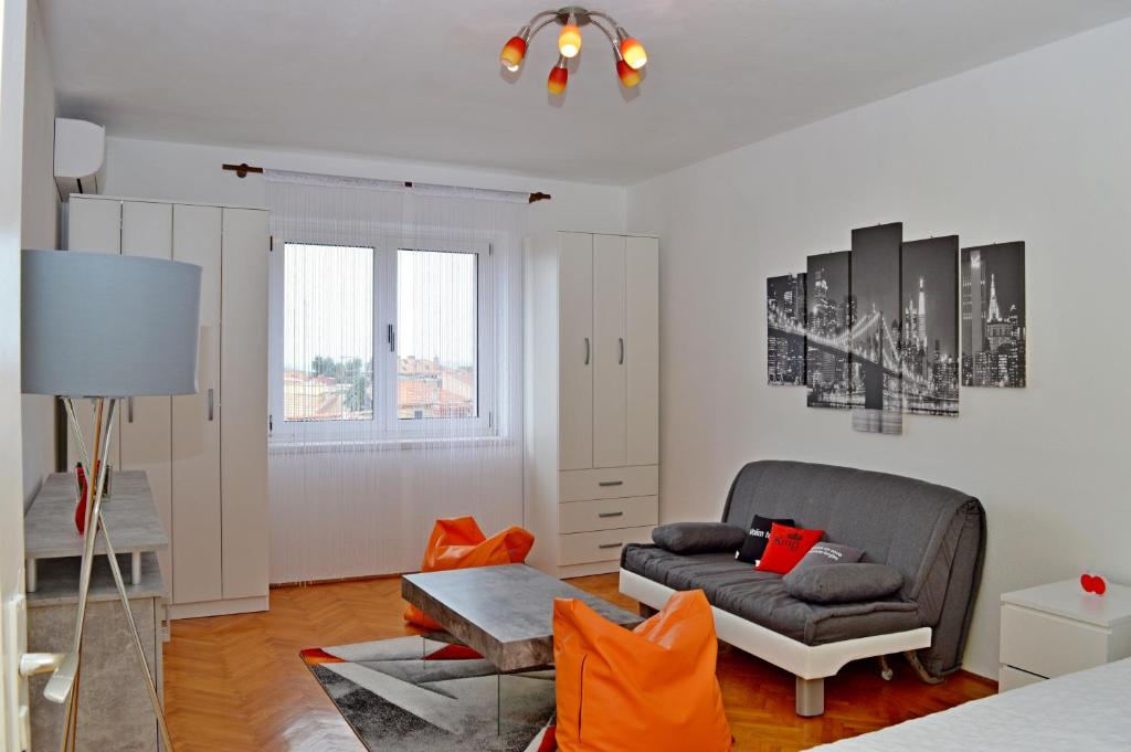 een woonkamer met een bank en een tafel bij Braavos in Šibenik