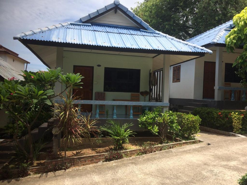 a small house with a tin roof at Light In bungalow in Haad Rin