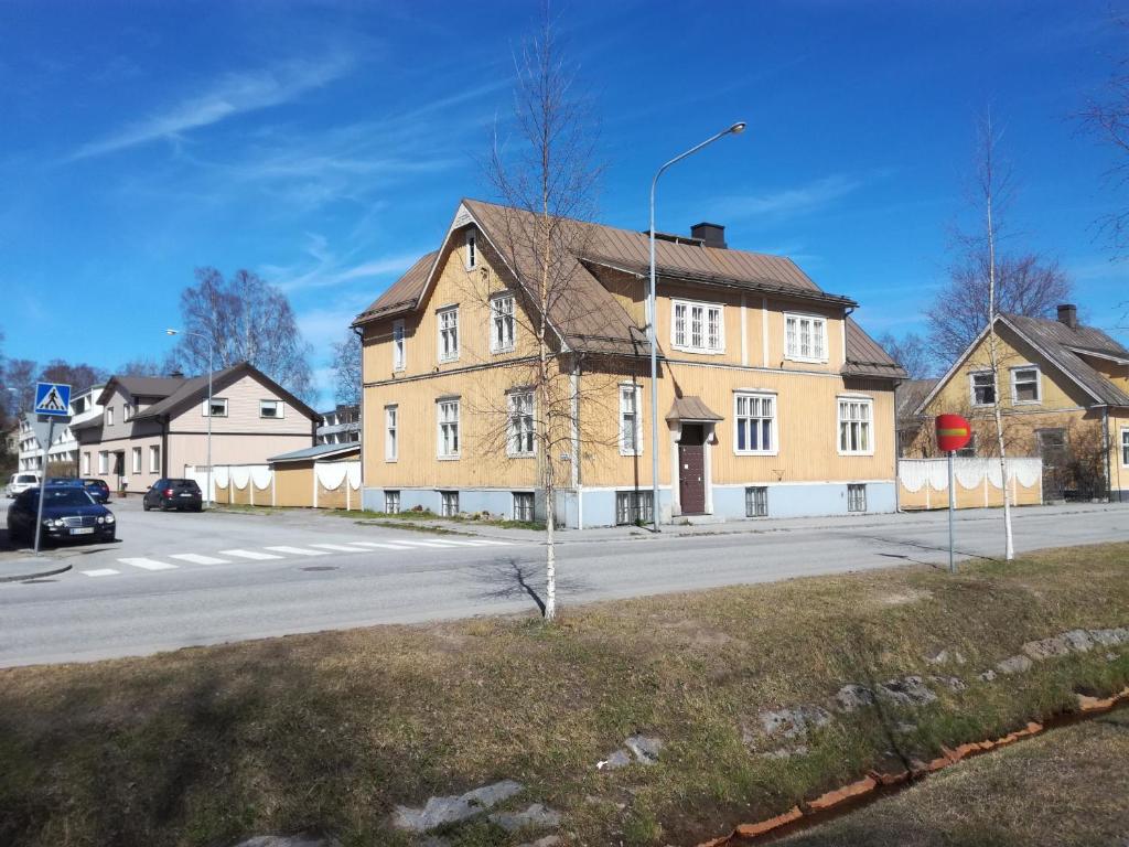 une maison sur le côté d'une rue dans l'établissement FirstHome GuestHouse, à Pietarsaari