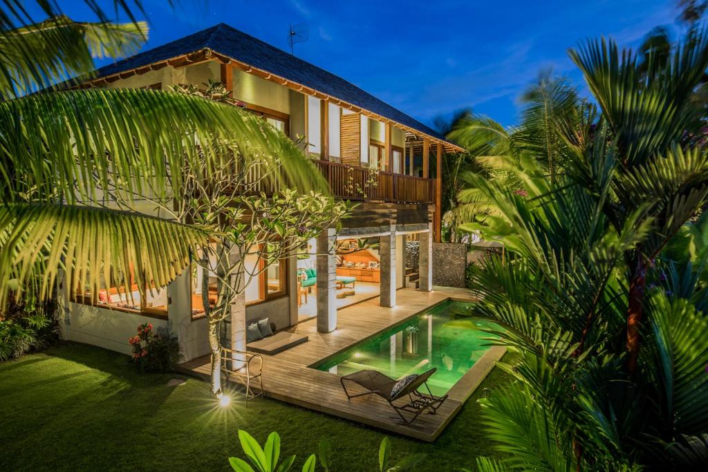 uma vista exterior de uma casa com piscina em Melali Bingin em Uluwatu