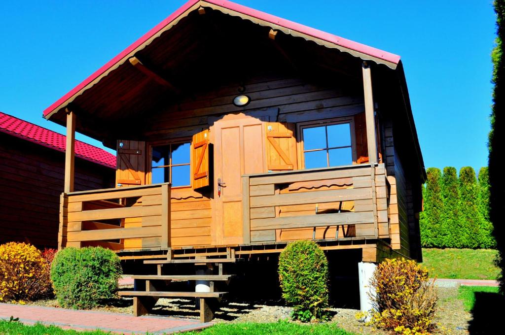 ポランチクにあるDomki Olinaの赤い屋根の木造小屋