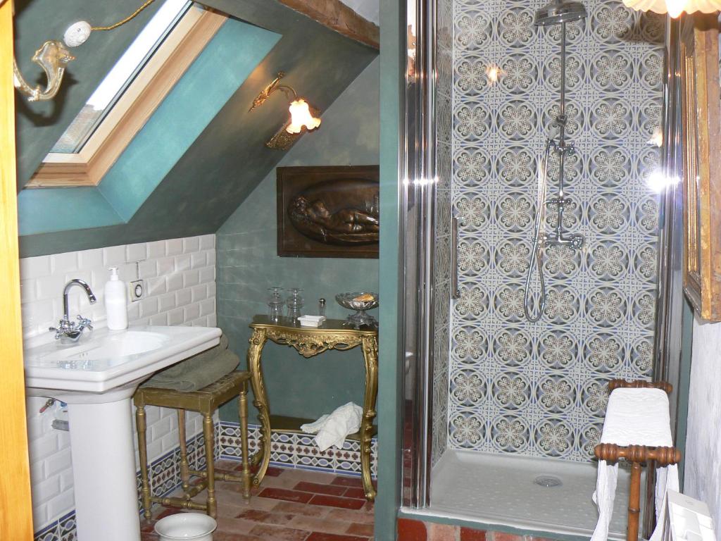 a bathroom with a shower and a sink at Chambres d&#39;hôtes la Graineterie in Buxy