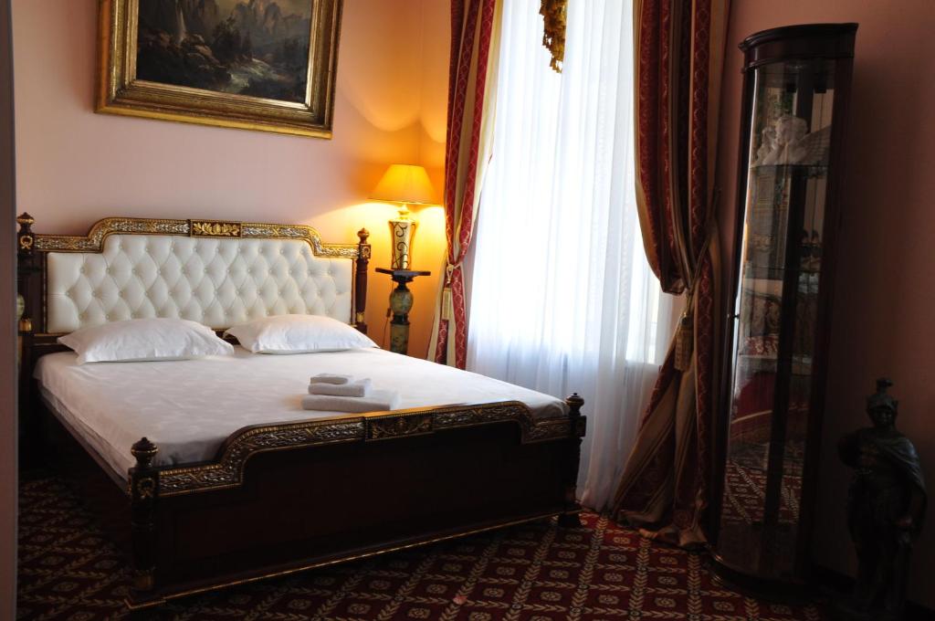 Postel nebo postele na pokoji v ubytování Queen Valery Hotel