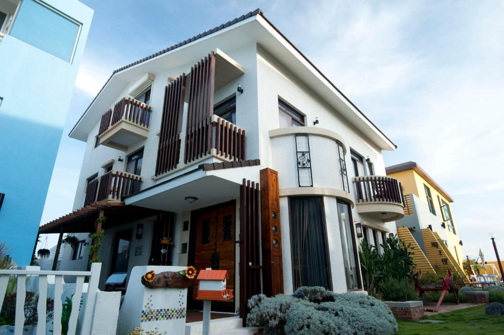 Gedung tempat guest house berlokasi