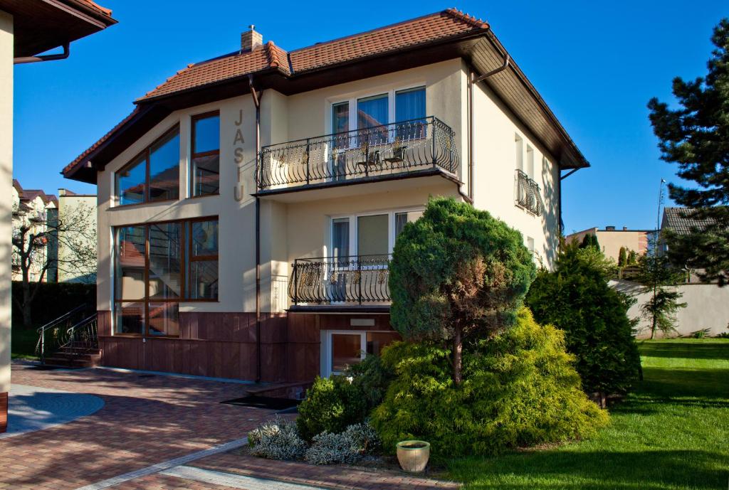 Cette grande maison dispose d'un balcon. dans l'établissement Willa Jasiu, à Władysławowo
