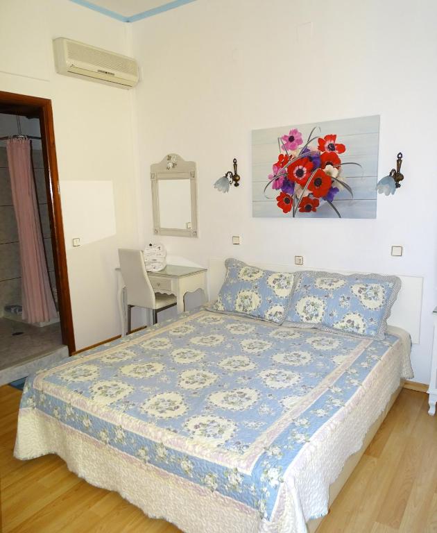 Łóżko lub łóżka w pokoju w obiekcie Anemones Rooms
