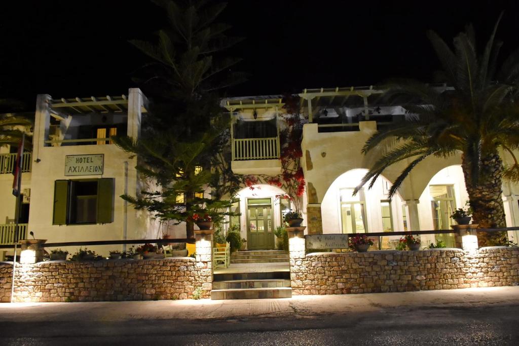 dom w nocy z palmami przed w obiekcie Achilleion Hotel w mieście Skiros