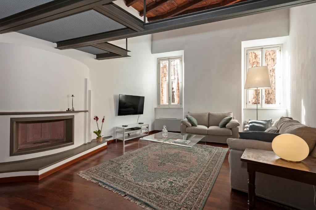 A television and/or entertainment centre at Antique-Modern Flat by Navona Square