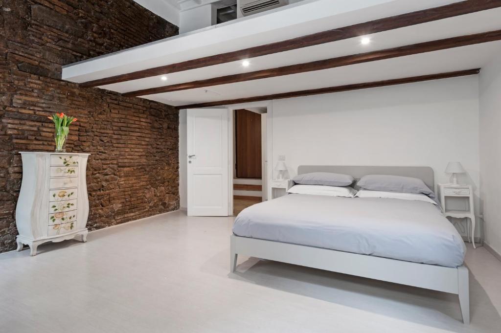 A bed or beds in a room at Antique-Modern Flat by Navona Square