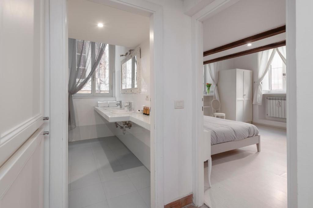 A bed or beds in a room at Antique-Modern Flat by Navona Square