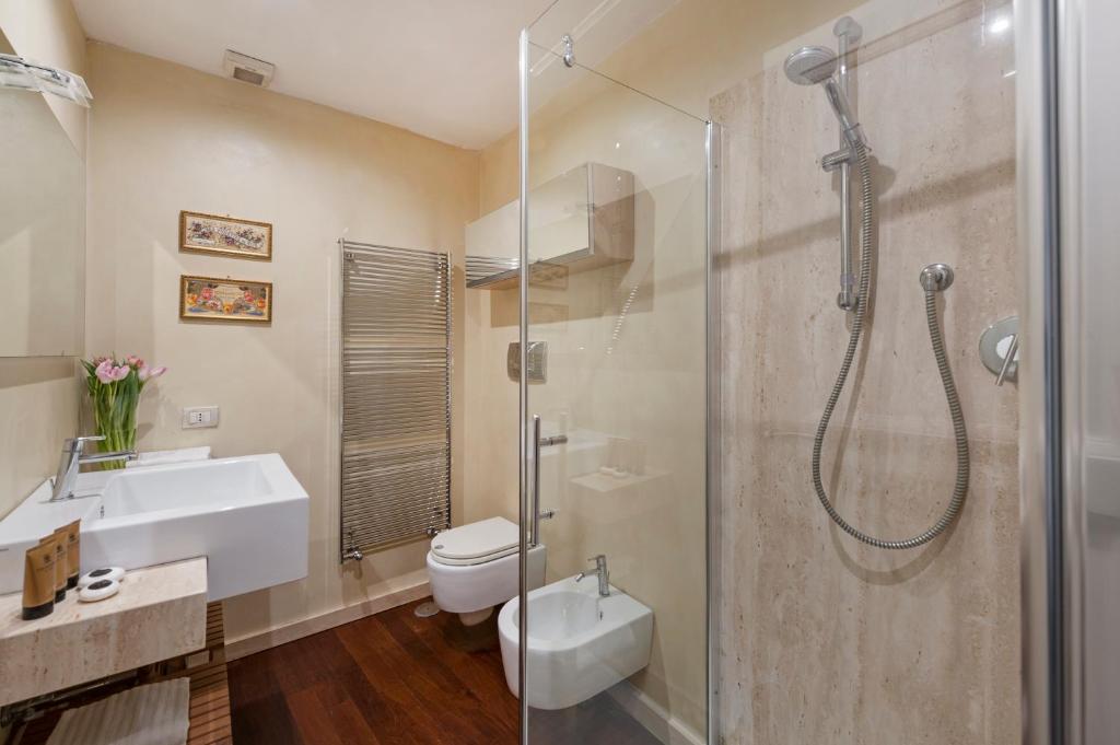 A bathroom at Antique-Modern Flat by Navona Square