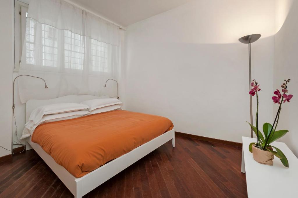 A bed or beds in a room at Antique-Modern Flat by Navona Square