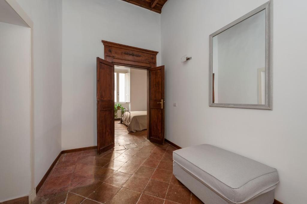 A bed or beds in a room at Antique-Modern Flat by Navona Square