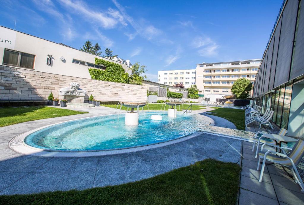 - une piscine dans la cour d'un bâtiment dans l'établissement Badener Hof, à Baden