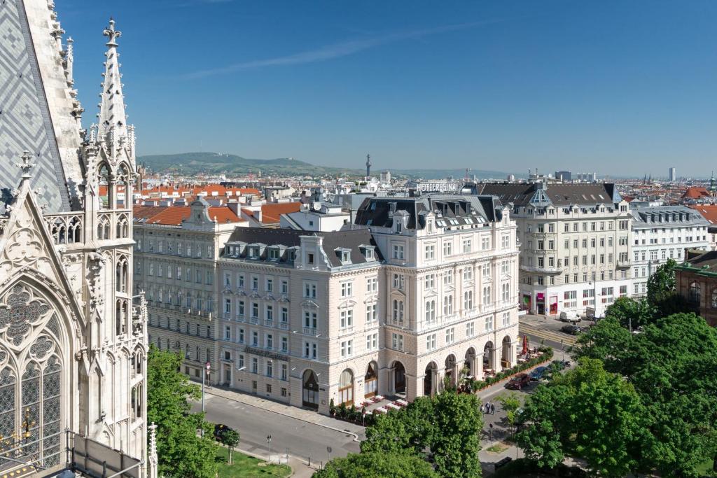 een uitzicht op een groot gebouw in een stad bij Hotel Regina in Wenen