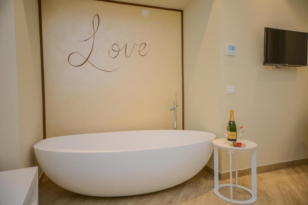 Televízia a/alebo spoločenská miestnosť v ubytovaní Hotel Villa Garuti