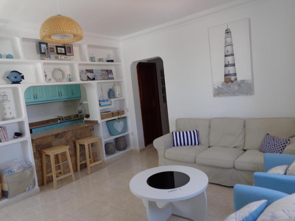 sala de estar con sofá y mesa en Apartment Luz De Faro, en Playa Honda