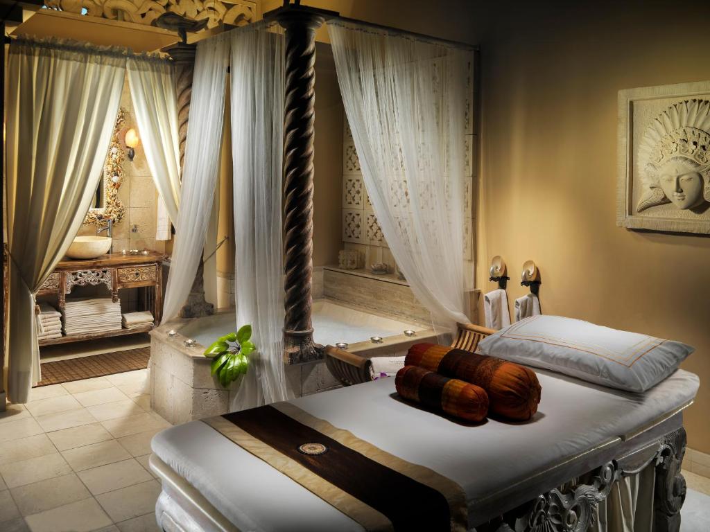 Кровать или кровати в номере Royal Garden Villas, Luxury Hotel