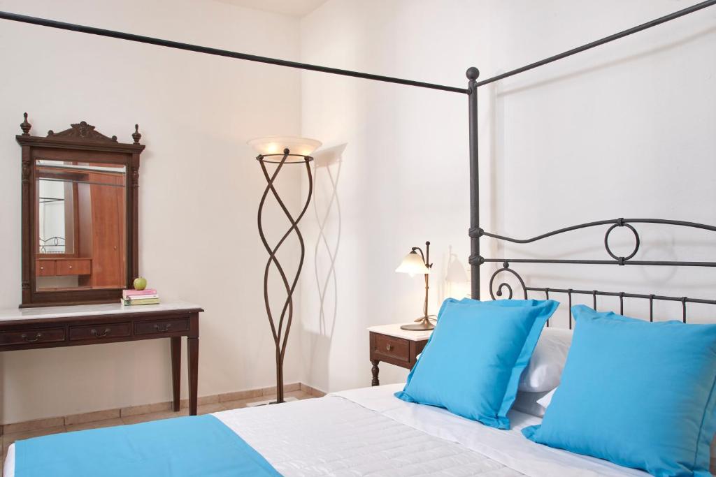Postel nebo postele na pokoji v ubytování Terra Blue Santorini