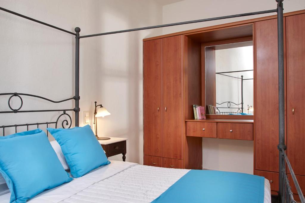 Postel nebo postele na pokoji v ubytování Terra Blue Santorini