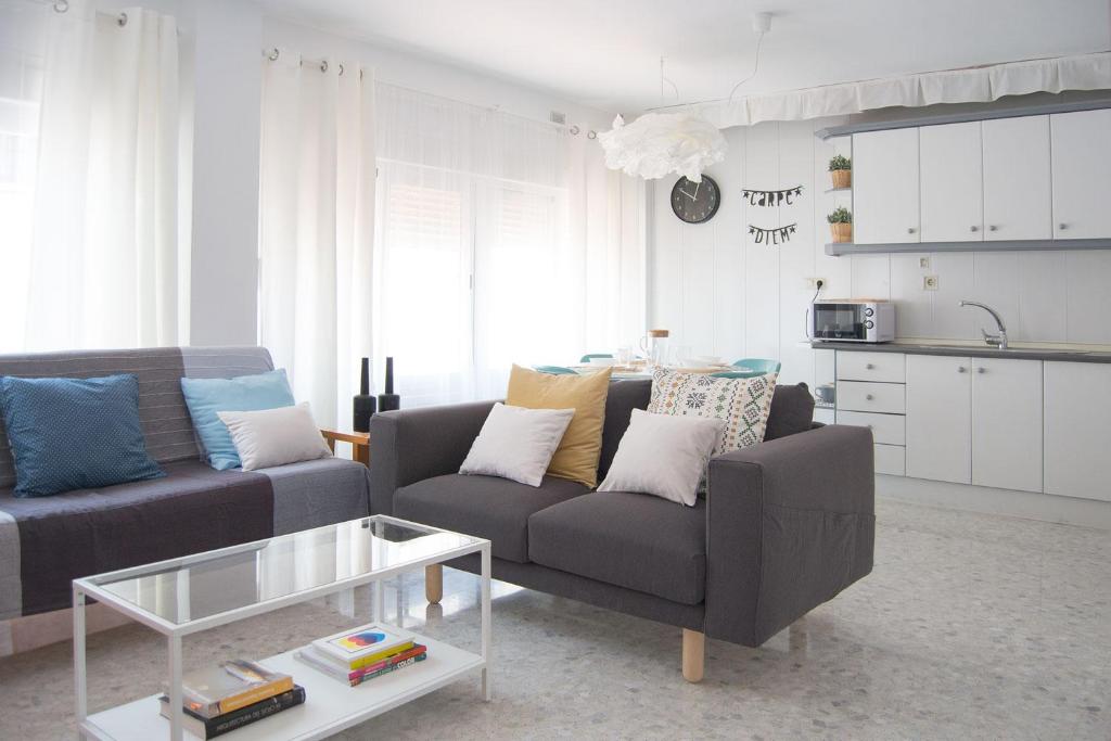 Apartamento Calle Calzada في توروكس: غرفة معيشة مع أريكة وطاولة